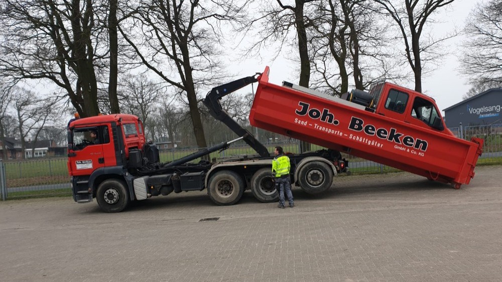 Containeraufnahme mit PKW